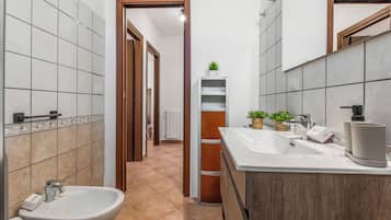 Appartamento familiare, camere multiple (Le Dimore Del Sole) | Bagno | Doccia, asciugacapelli, bidet, asciugamani