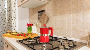 Appartamento familiare, camere multiple (Le Dimore Del Sole) | Cucina privata | Frigorifero, microonde, forno, piano cottura