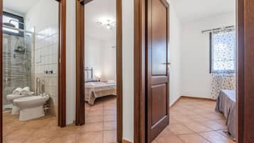 Appartamento familiare, camere multiple (Le Dimore Del Sole) | Bagno | Doccia, asciugacapelli, bidet, asciugamani
