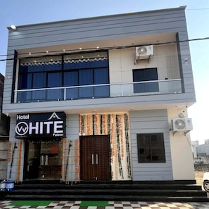 Front of property - HOTEL WHITE PALACE (Nawa)
