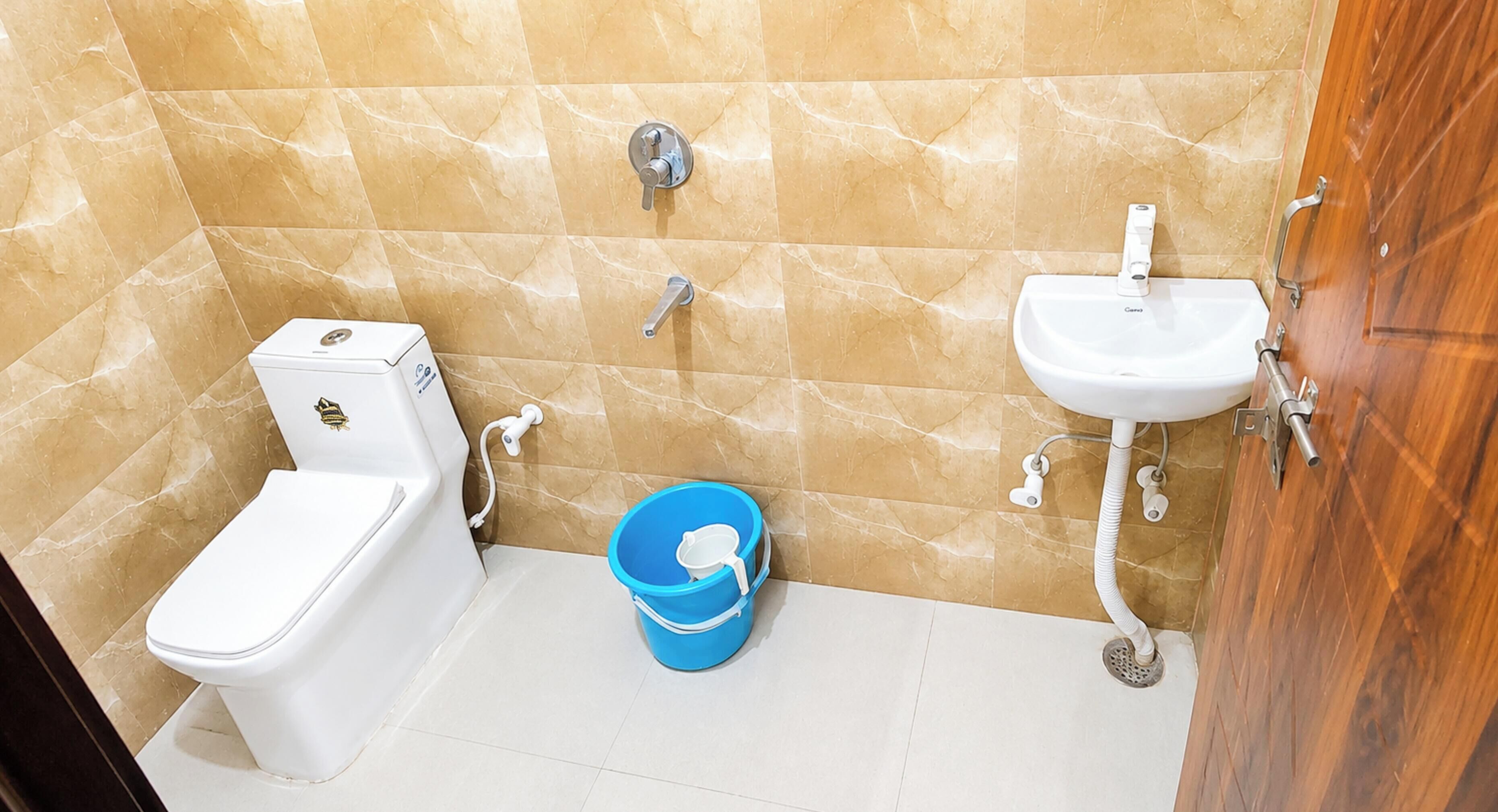 Habitación estándar doble, Aire acondicionado | Baño | Ducha, cabezal de ducha tipo lluvia, zapatillas y toallas
