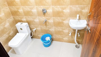 Habitación estándar doble, Aire acondicionado | Baño | Ducha, cabezal de ducha tipo lluvia, zapatillas y toallas