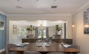 Dining - Stylish Hollywood Retreat with Stunning Pool — A Cozy & Perfect Getaway (Hollywood)
