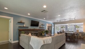 Interior - Stylish Hollywood Retreat with Stunning Pool — A Cozy & Perfect Getaway (Hollywood)