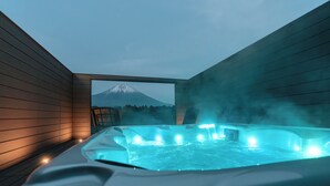 A hot tub with a view of a mountain. - nakafuji (Fujinomiya)