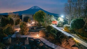A pathway leading to a building with a mountain in the background. - nakafuji (Fujinomiya)