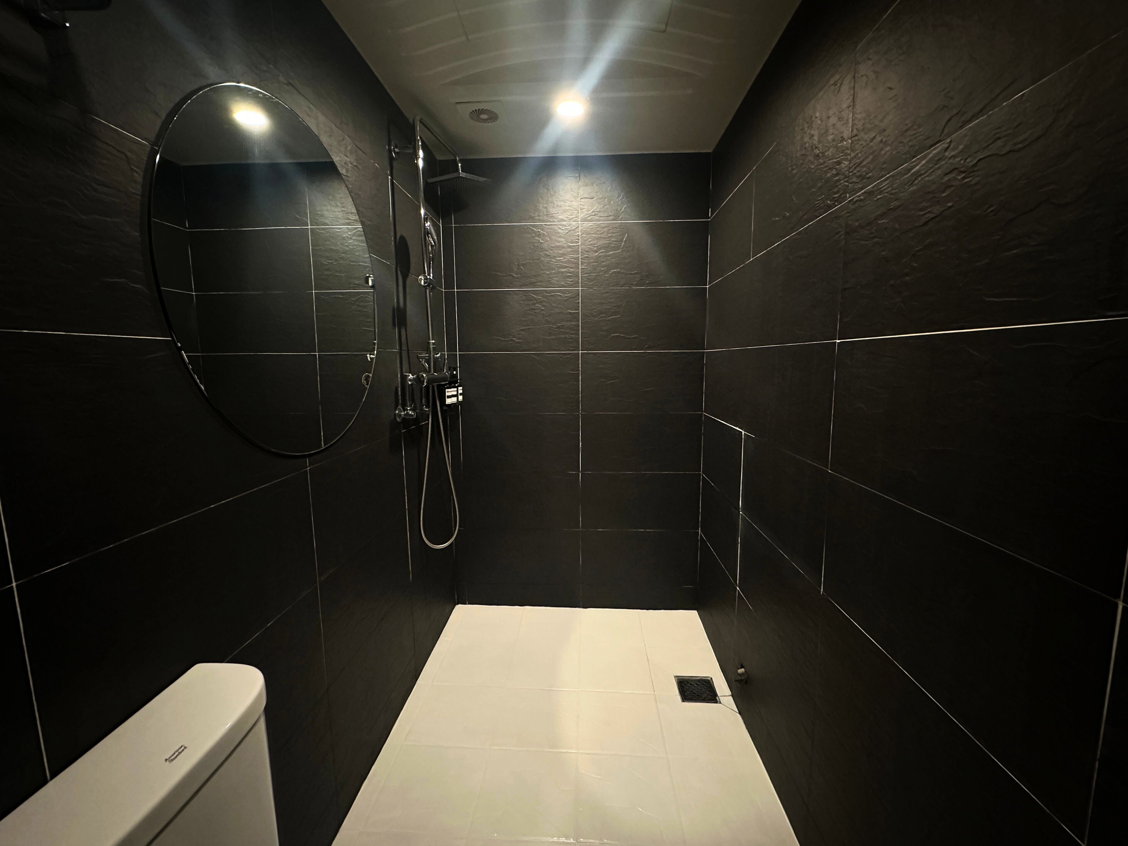 Family Room | Bathroom | Hair dryer, towels, shampoo, toilet paper