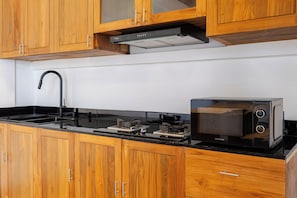 Geladeira, micro-ondas, cooktop, talheres/pratos/utensílios de cozinha