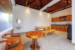 Geladeira, micro-ondas, cooktop, talheres/pratos/utensílios de cozinha