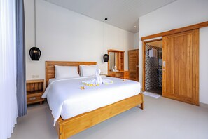 Une chambre à coucher avec un lit en bois, une table de chevet, un miroir et une armoire.