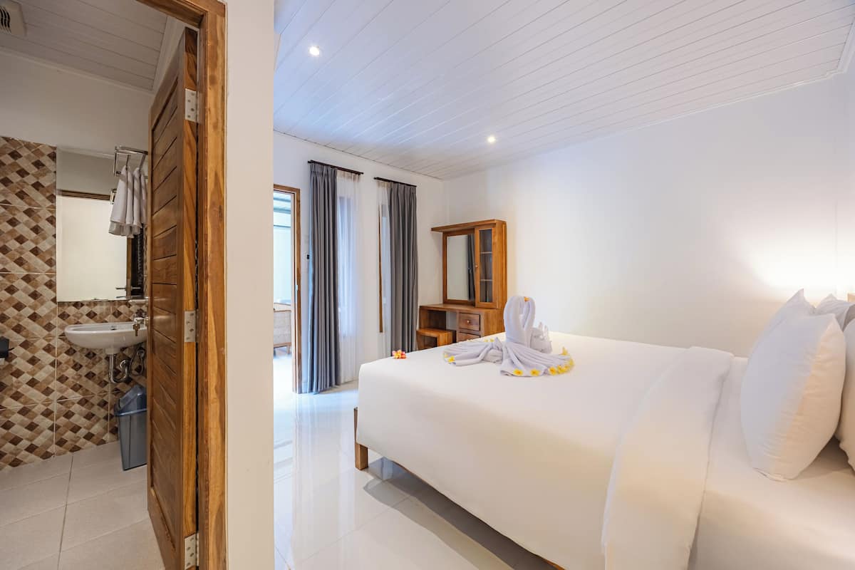 Deluxe Double Room, Garden View | Desk, iron/ironing board, free WiFi