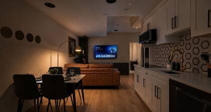 Luxury Suite on Shaganappi | Sleeps 4 | Private