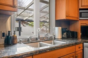 Fridge, microwave, oven, stovetop - Kingsland Getaway | Minutes to Chinook Mall | 3 BR (Calgary)