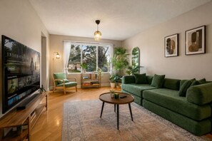 TV, books, offices - Kingsland Getaway | Minutes to Chinook Mall | 3 BR (Calgary)