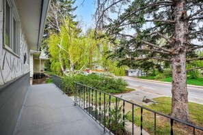 Property grounds - Kingsland Getaway | Minutes to Chinook Mall | 3 BR (Calgary)