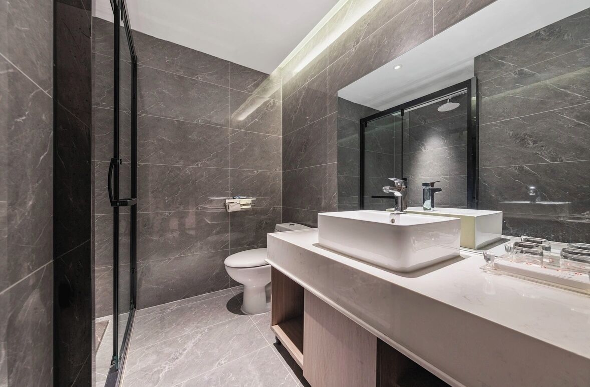 Suite, pemandangan kota | Kamar mandi | Shower, pengering rambut, sandal, dan handuk