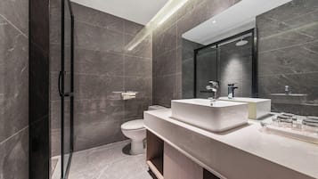 Suite, pemandangan kota | Kamar mandi | Shower, pengering rambut, sandal, dan handuk