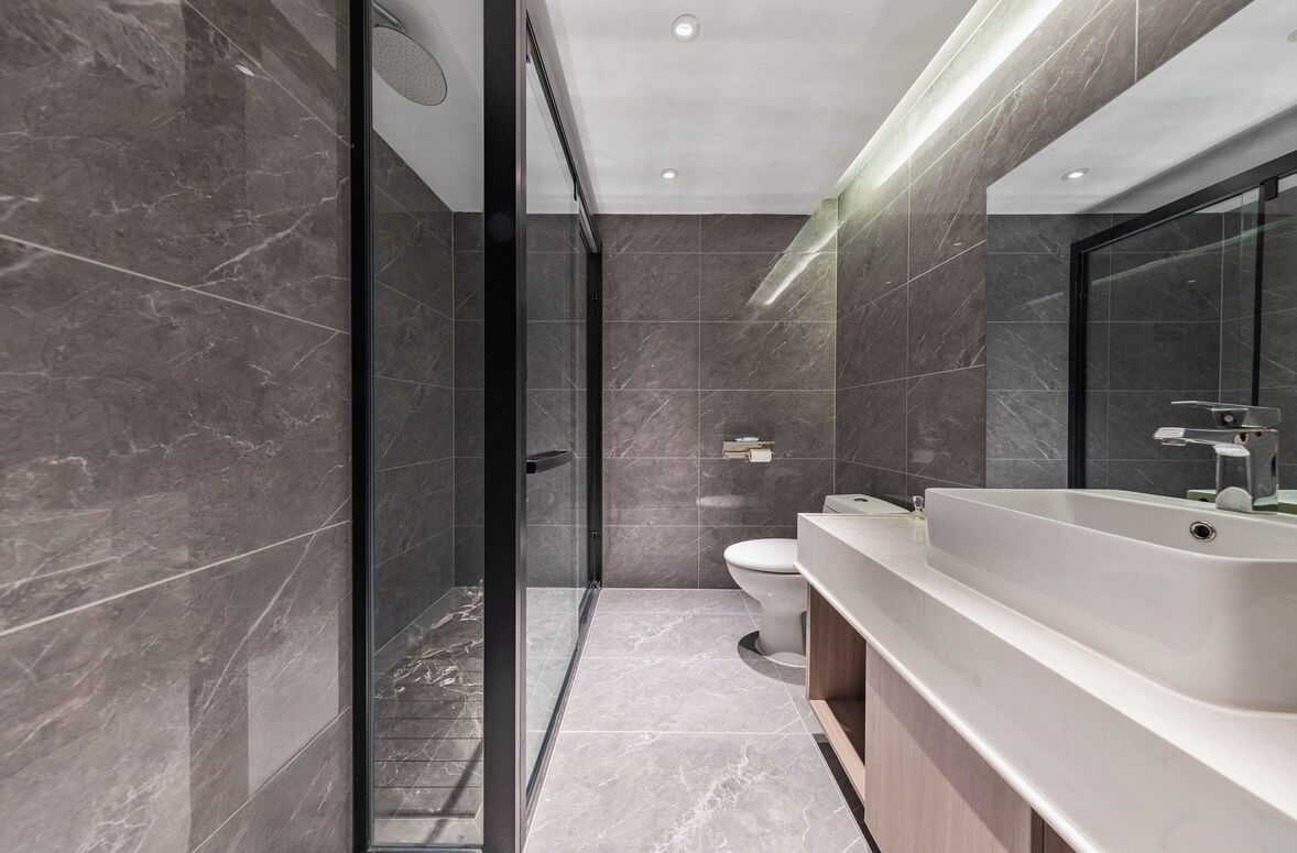 Familie suite, uitzicht op stad | Badkamer | Een douche, een haardroger, pantoffels, handdoeken