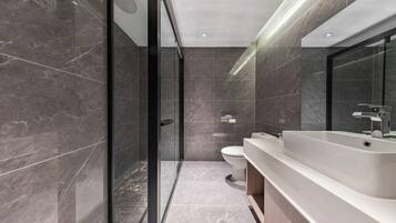 Familie suite, uitzicht op stad | Badkamer | Een douche, een haardroger, pantoffels, handdoeken
