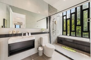 Ferienhaus, Balkon, Parkblick | Badezimmer