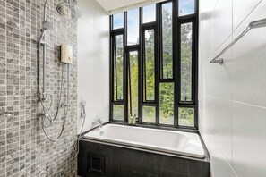 Casa, balcón, vista al parque | Baño | Amenidades de baño gratuitas, secadora de cabello, pantuflas, toallas 