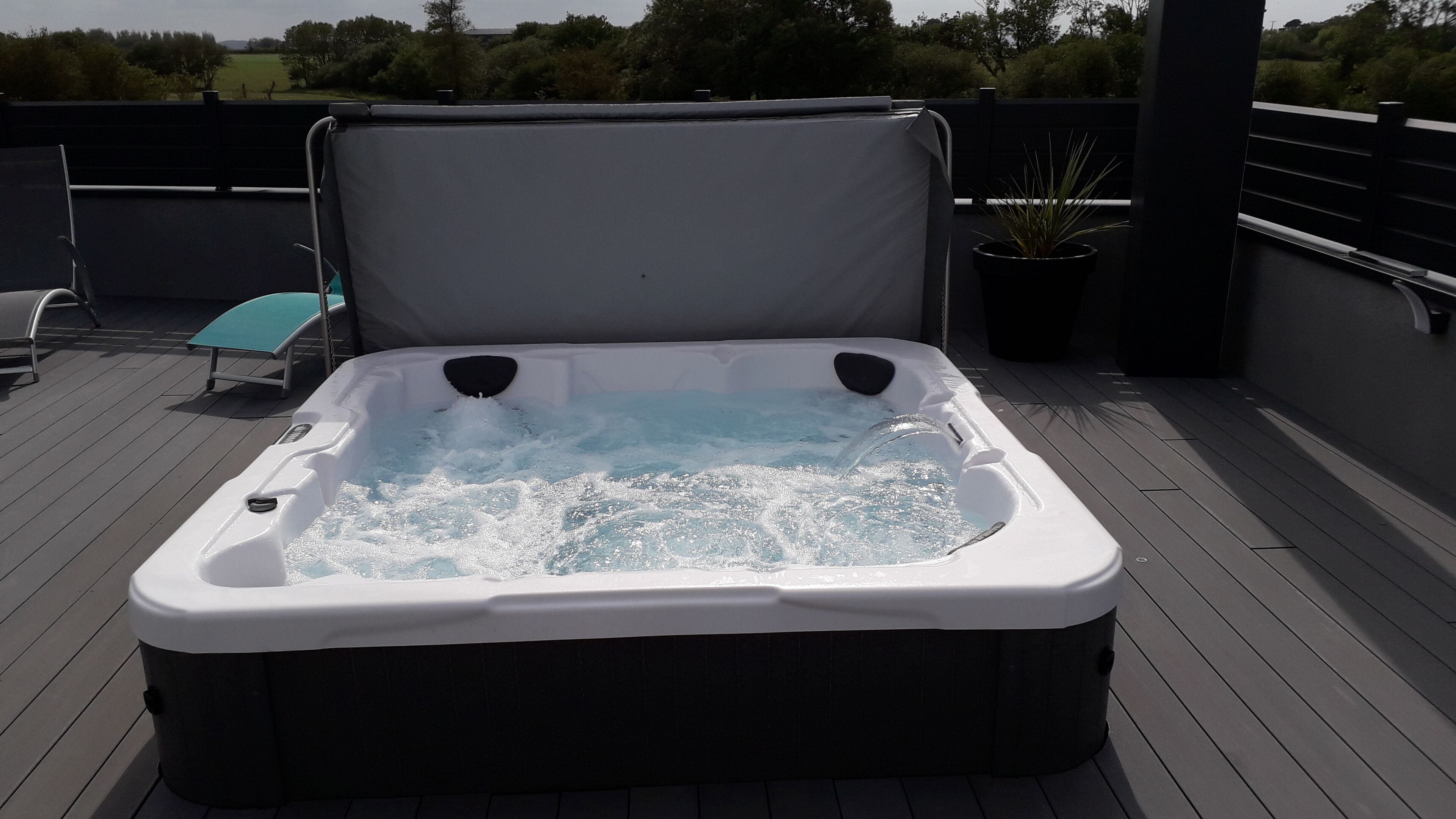 Outdoor spa tub