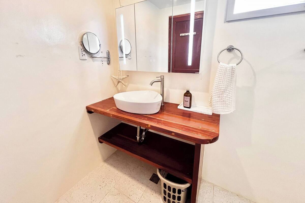 Room, 1 Bedroom, Patio | Bathroom