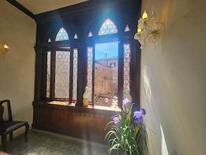 A room with a large window featuring stained glass, a wooden bench, and a potted plant. - Apartment in Lucca with 4 bedrooms sleeps 8 (Lucca)