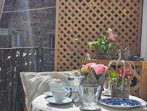 A table set with cups, a glass, and a vase with flowers. - Apartment in Lucca with 4 bedrooms sleeps 8 (Lucca)