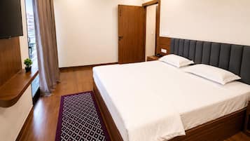 Deluxe Room, Balcony | Iron/ironing board