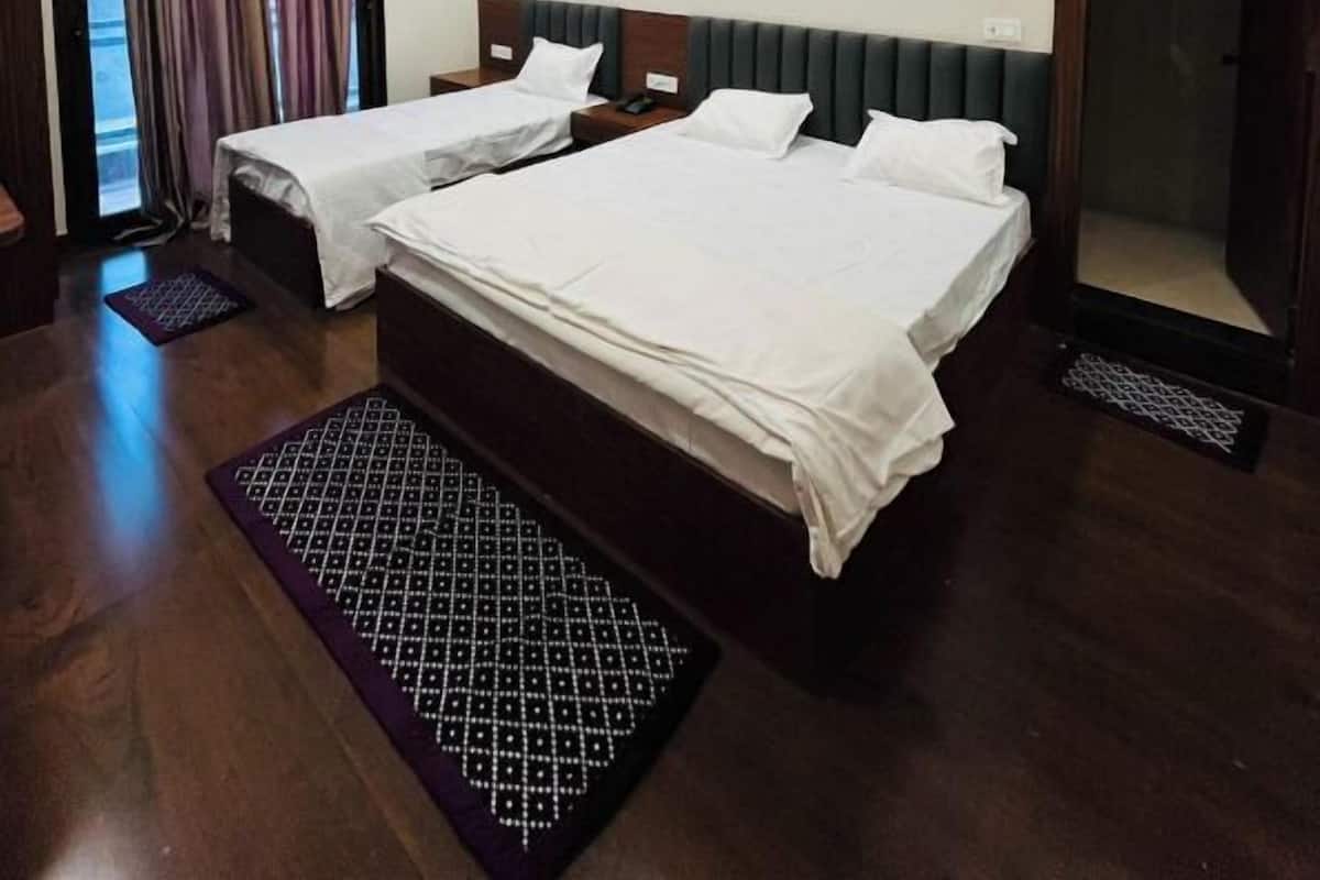 Deluxe Room, Balcony | Iron/ironing board