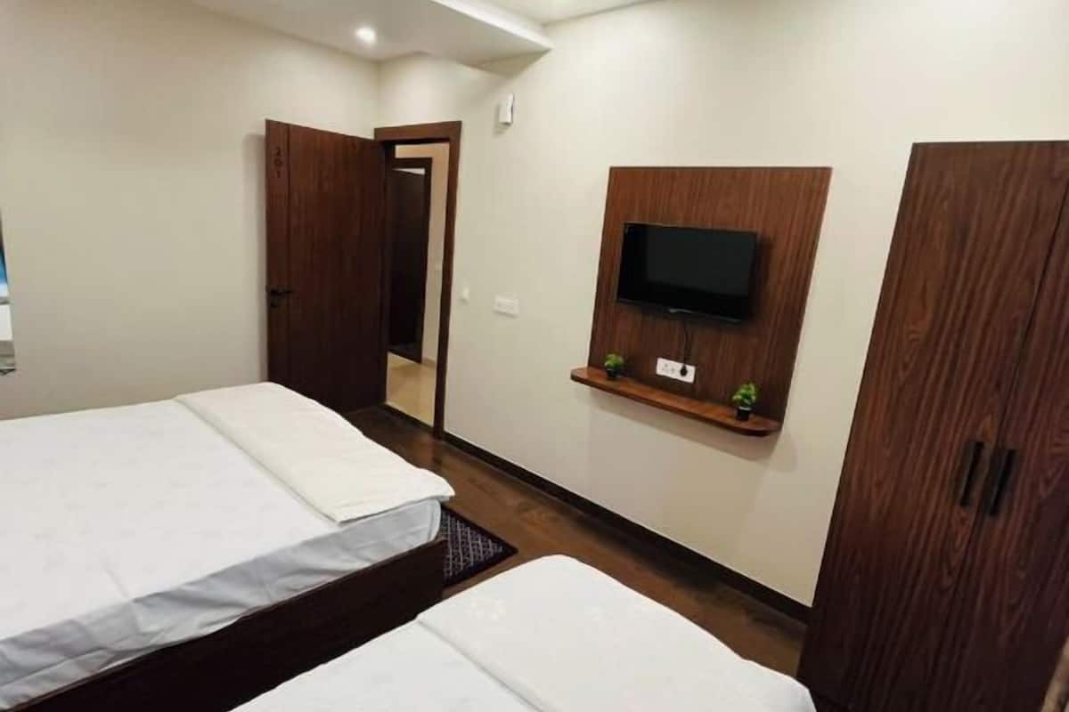 Deluxe Triple Room | Iron/ironing board