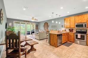 Fridge, microwave, oven, stovetop - Cliffside Paradise Waterfront (New Braunfels)