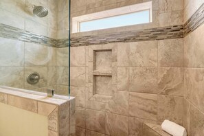 Shower, hair dryer, towels, shampoo - Cliffside Paradise Waterfront (New Braunfels)