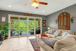 TV, offices - Cliffside Paradise Waterfront (New Braunfels)
