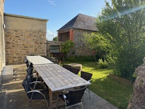 Outdoor dining - Vrbo Property (SAINT-FROMOND)