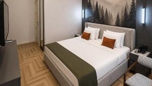 Habitación Deluxe doble, balcón, vistas a la ciudad | Minibar, escritorio, espacio para trabajar con un portátil