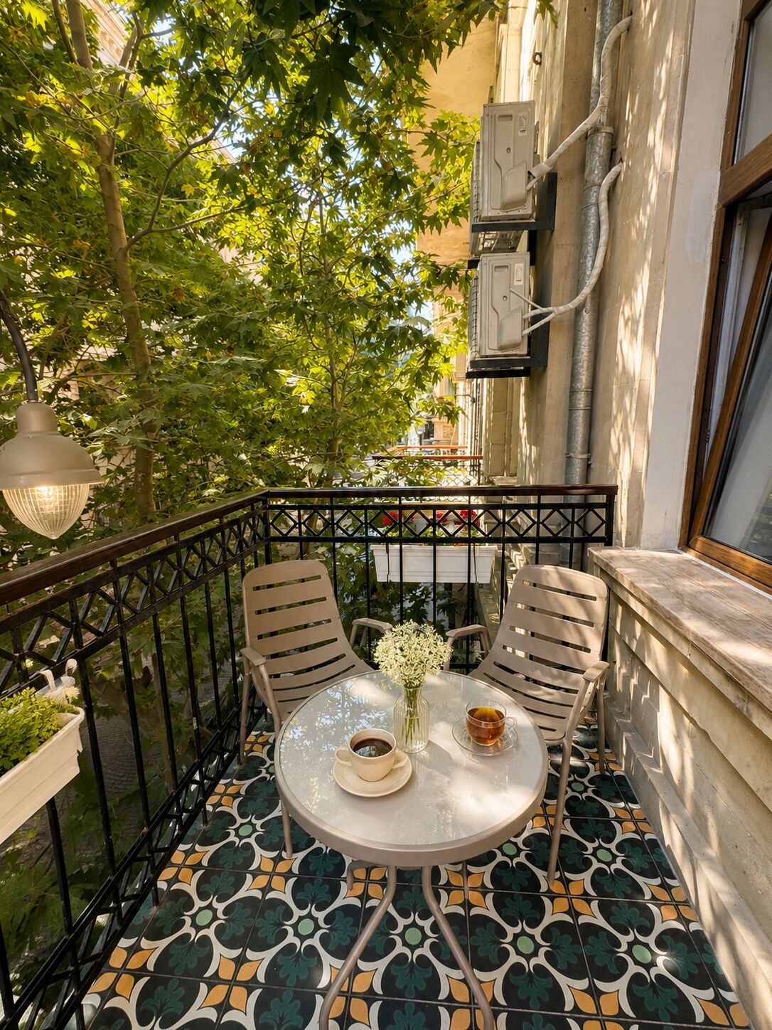 Chambre Deluxe double, balcon, vue sur la ville | Restauration en plein air