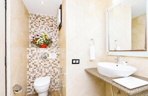 Hypo-allergenic bedding, desk, soundproofing, free WiFi - Hotel The Puja Residency Varanasi (Varanasi)
