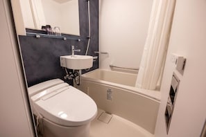 Combined shower/bathtub, free toiletries, hair dryer, towels - KOKO HOTEL Residence Tokyo Oshiage (Oshiage,Sumida-ku)