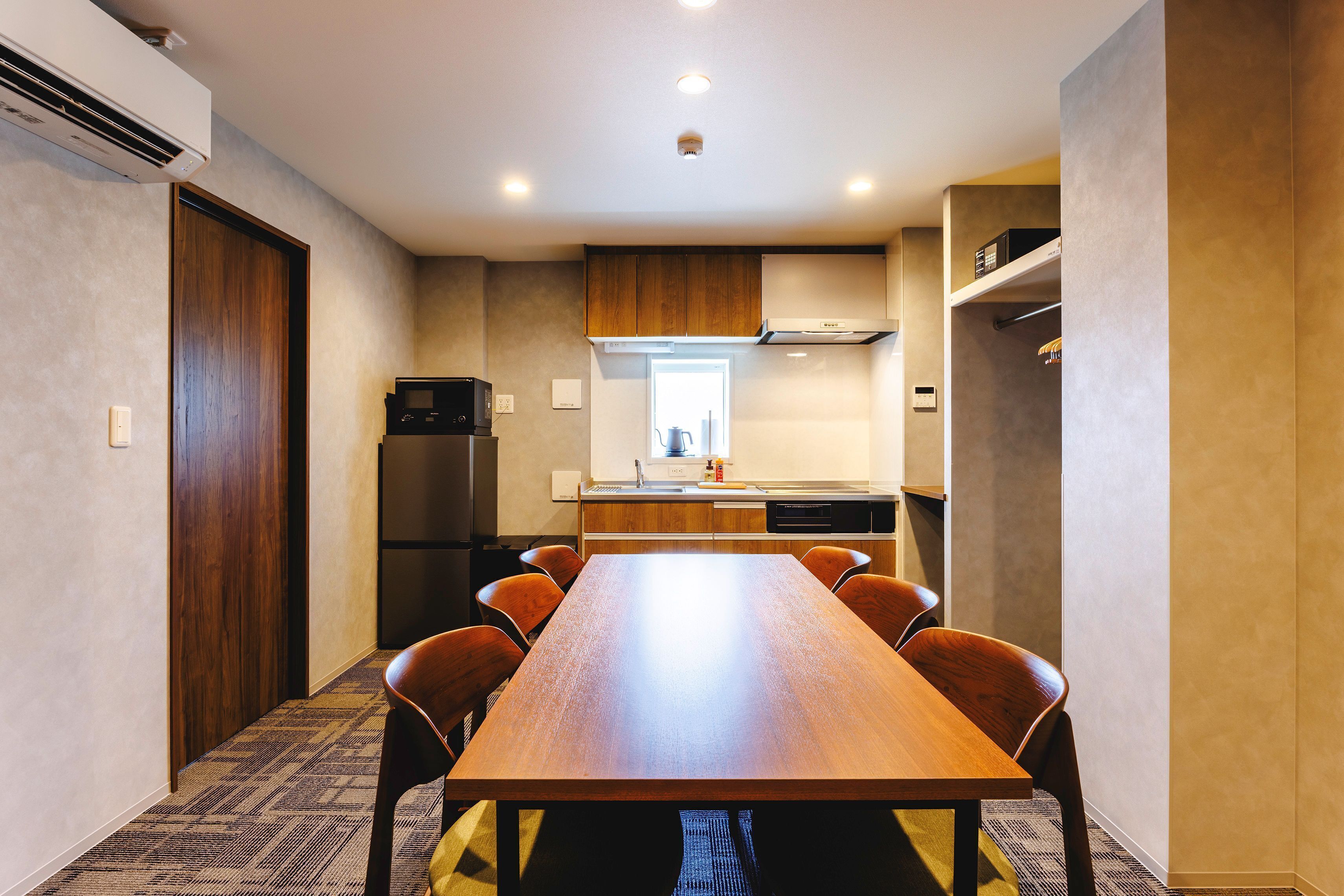 Una cocina moderna con comedor, equipada con refrigerador, microondas y estufa.