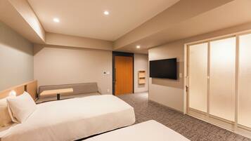 Universal Twin Room, Non Smoking | Desk, free WiFi