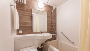 Kylpyhuone, jossa on pesuallas, peili, suihku ja wc.
