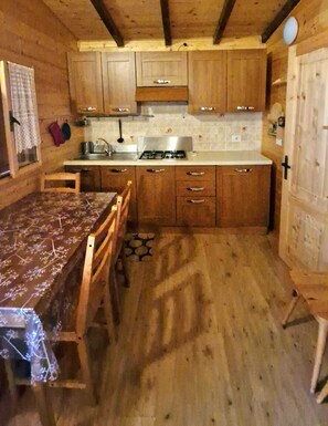 Private kitchen - Vrbo Property (Lombardia)