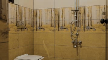 Kombination af bruser/badekar, håndklæder, Sæbe, Shampoo