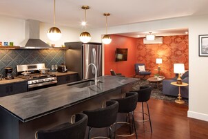 Apartamento de lujo, 2 habitaciones, vistas al complejo turístico | Cocina privada | Frigorífico y microondas