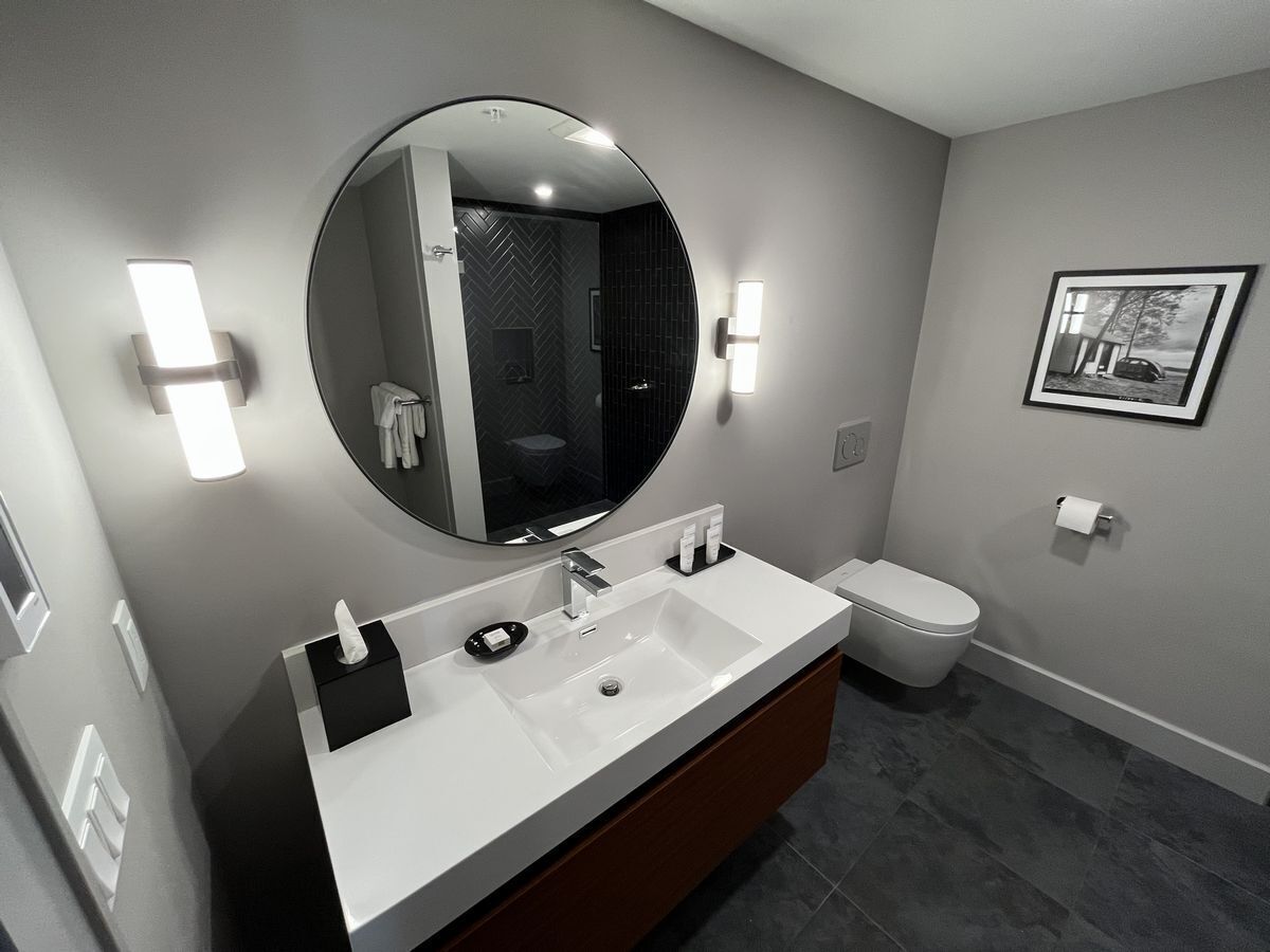 Luxury-Suite, Blick auf den Jachthafen | Badezimmer | Kostenlose Toilettenartikel, Haartrockner, Handtücher, Seife