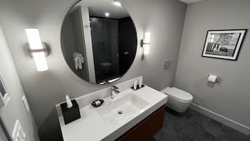 Suite Luxury, vista porticciolo | Bagno | Set di cortesia gratuito, asciugacapelli, asciugamani, sapone