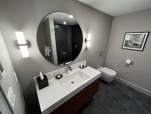 Luxury-Suite, Blick auf den Jachthafen | Badezimmer | Kostenlose Toilettenartikel, Haartrockner, Handtücher, Seife