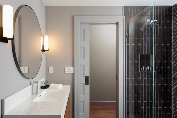 Suite de lujo, vista al mar | Baño | Amenidades de baño gratuitas, secadora de cabello, toallas, jabón
